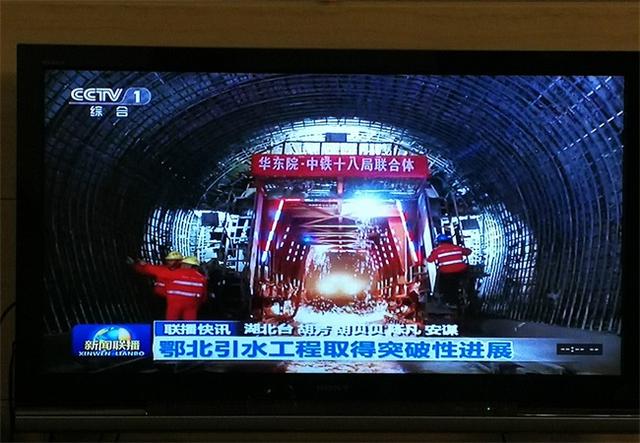 《新闻联播》结尾为什么要放收稿子的画面,网友:白看了半辈子!