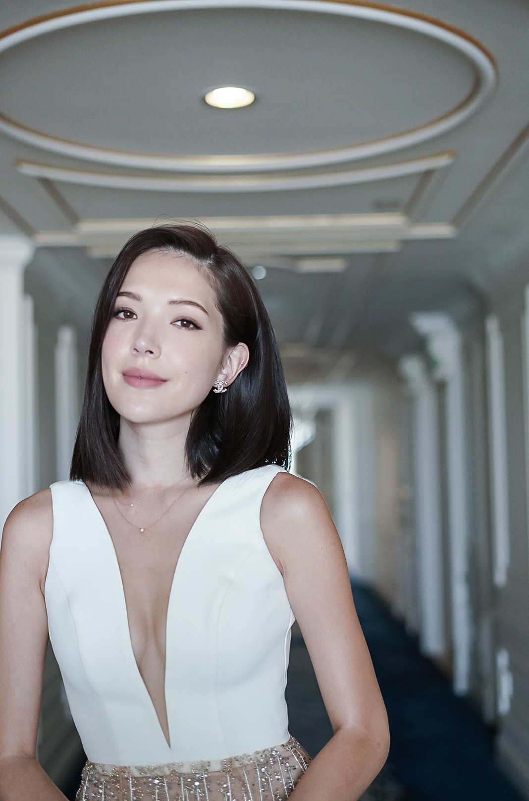 许玮甯ann 身着nicole fecilia2018春夏定制系列白色深v领长裙亮相