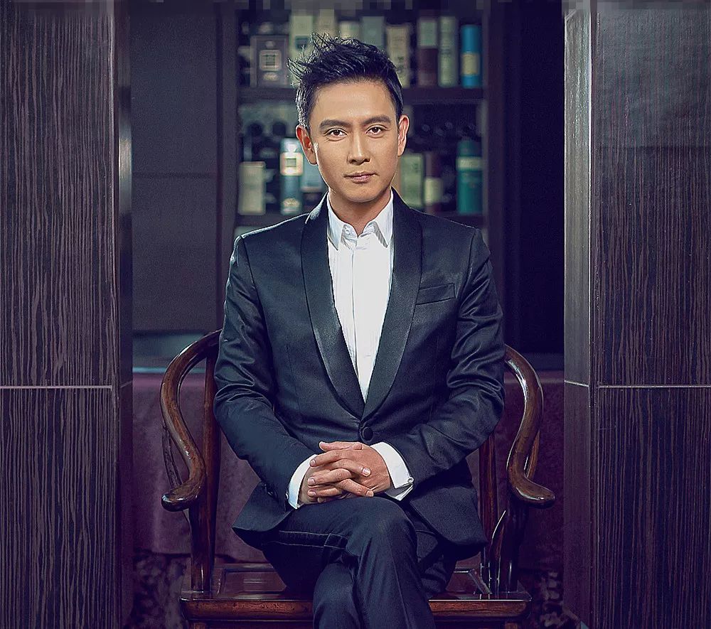 他出道29年零绯闻,曾为救小演员被毁容,如今55岁还是那么帅