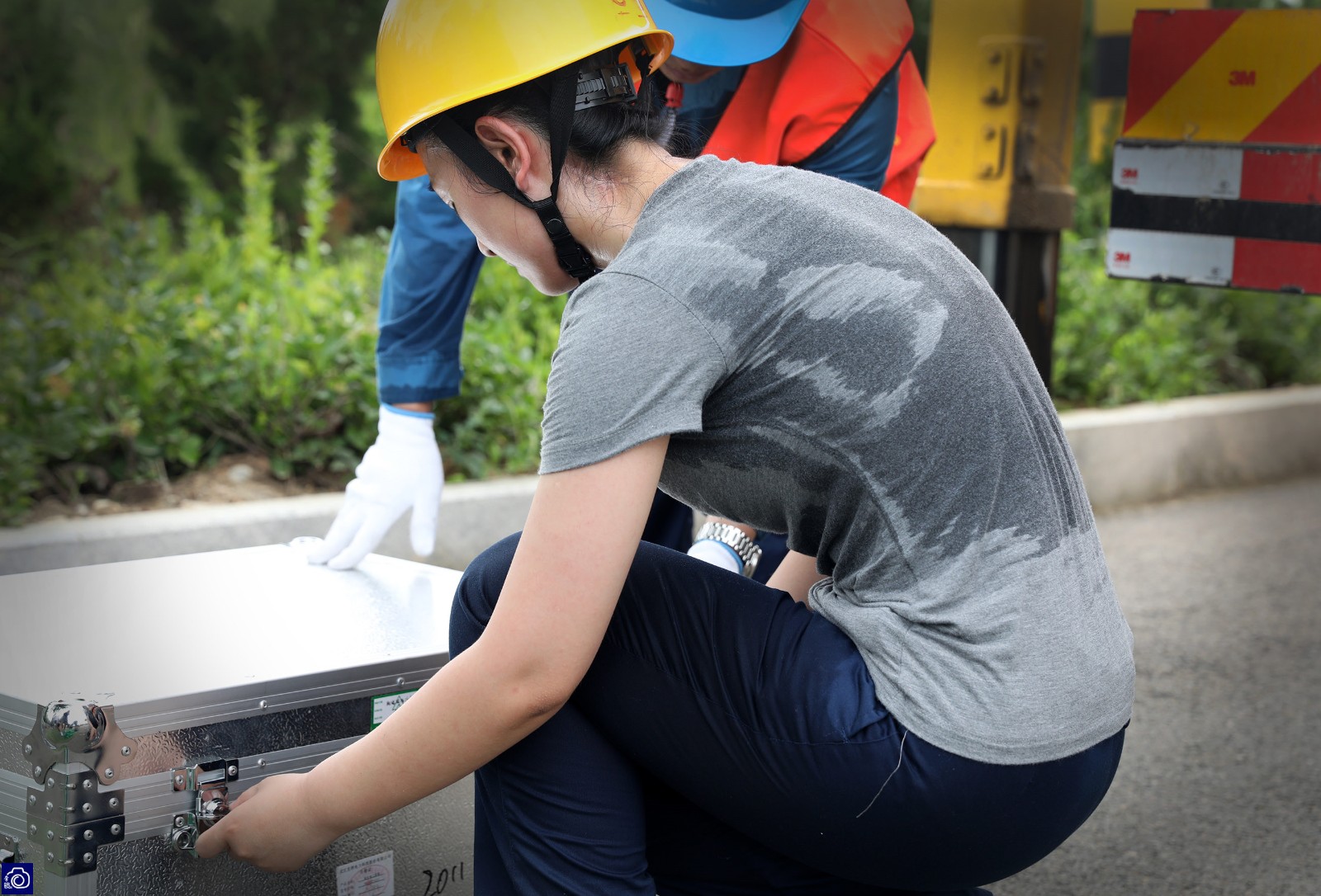 美女硕士冒40度高温在15米高空干活不惧脸上长斑
