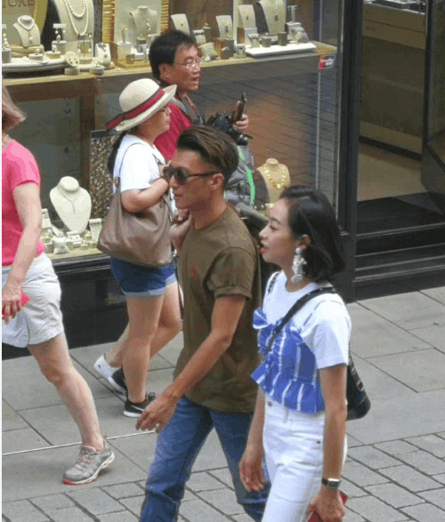 谢霆锋与宋茜骑三轮车录节目,这耳环怎么神似纸巾?太有创意了