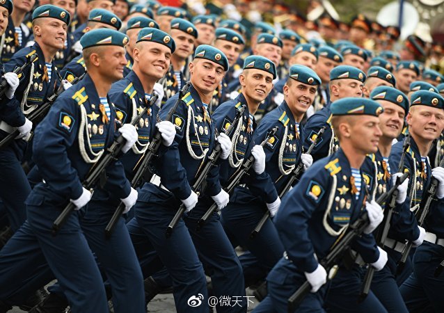 组图:俄罗斯红场阅兵正在进行,各方阵士兵面带微笑接受检阅