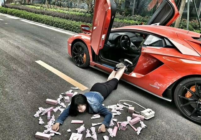 假摔炫富,最低调的炫富方式,网友:这卖菜大姐也来凑热闹吗?