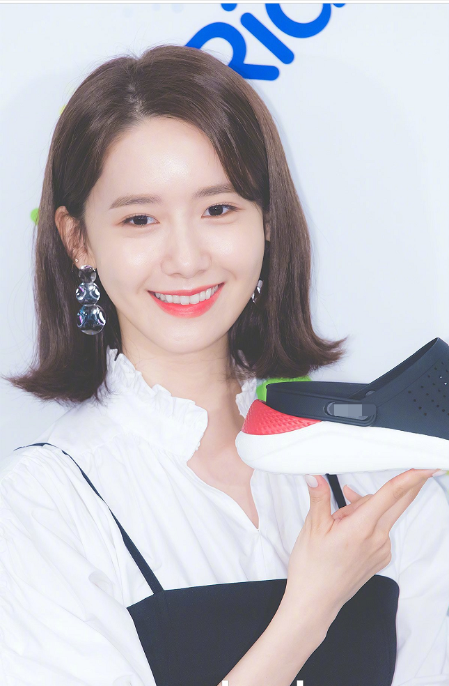 林允儿身着白衬衫黑吊带裙出席活动 清新可人