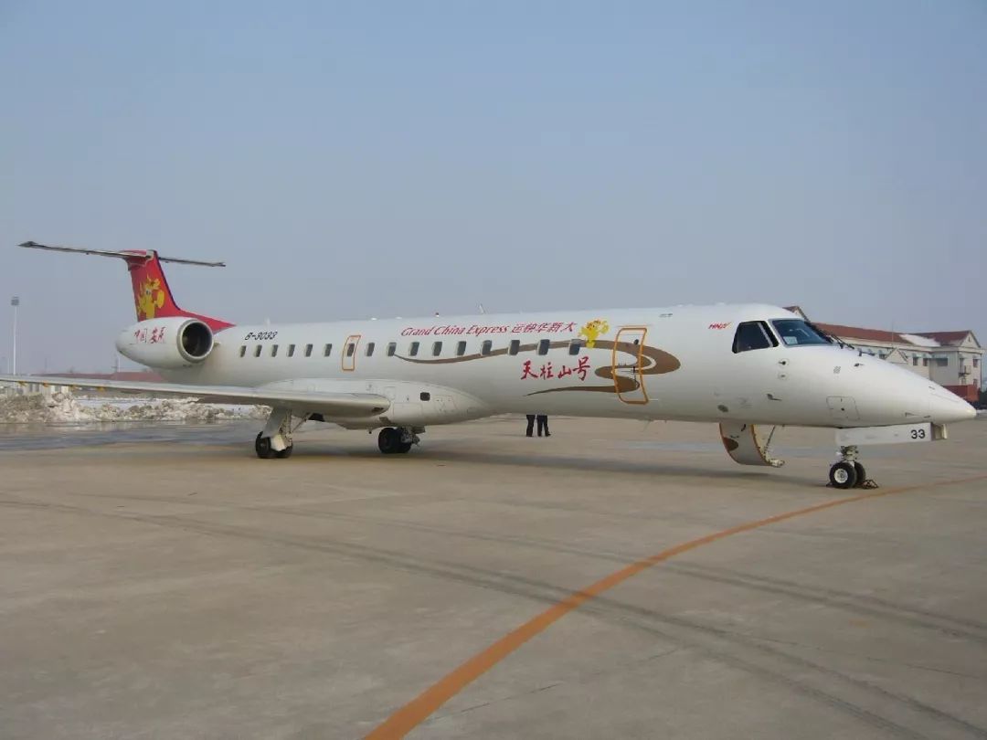 目前,安庆机场航站楼现有面积4260平方米,可满足年旅客吞吐量40万人次