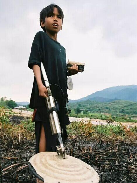 看着小孩儿也带着金属探测器上阵,很是很疼啊.