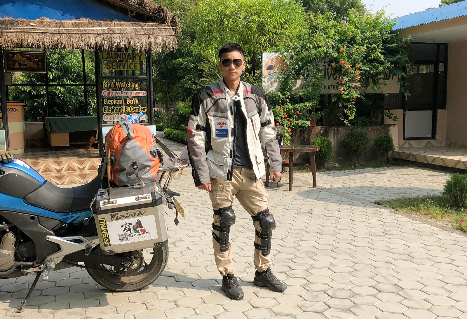 有人问杨小龙为什么拿命去冒险,他是这样回答的:"在骑行的时候,我才