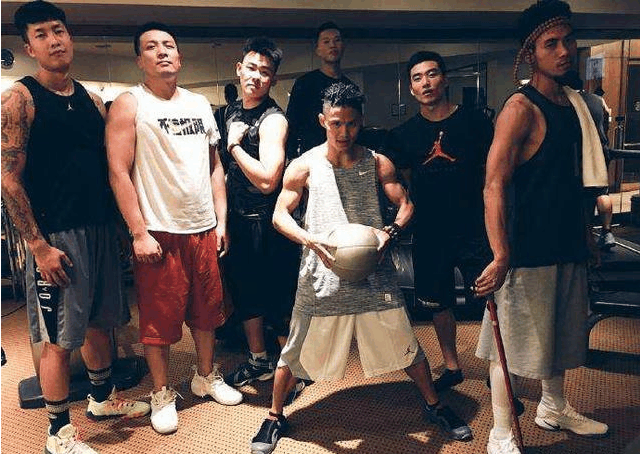 吴悠为何讨人厌? 中国街球第一人被打, 曾多次挑战nba球星