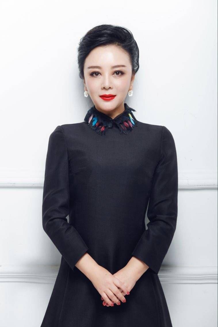 她演技不俗,正大红时却变成通缉犯,电视剧因尺度太大而被下架