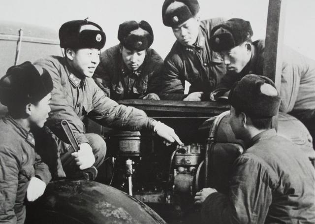 做好事从不留名的雷锋却在两年内照了两百多张相片