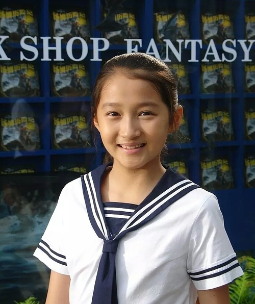 关晓彤小时候与林志玲的合照,这表情似乎在说:尴尬又不失礼貌.