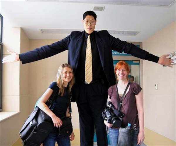 比姚明高16公分的中国第一巨人结婚19年未能得子妻子不方便