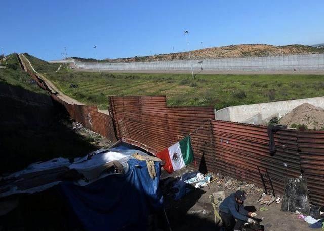 美国加利福尼亚州和墨西哥蒂华纳城之间有一堵高墙,这是美国和墨西哥