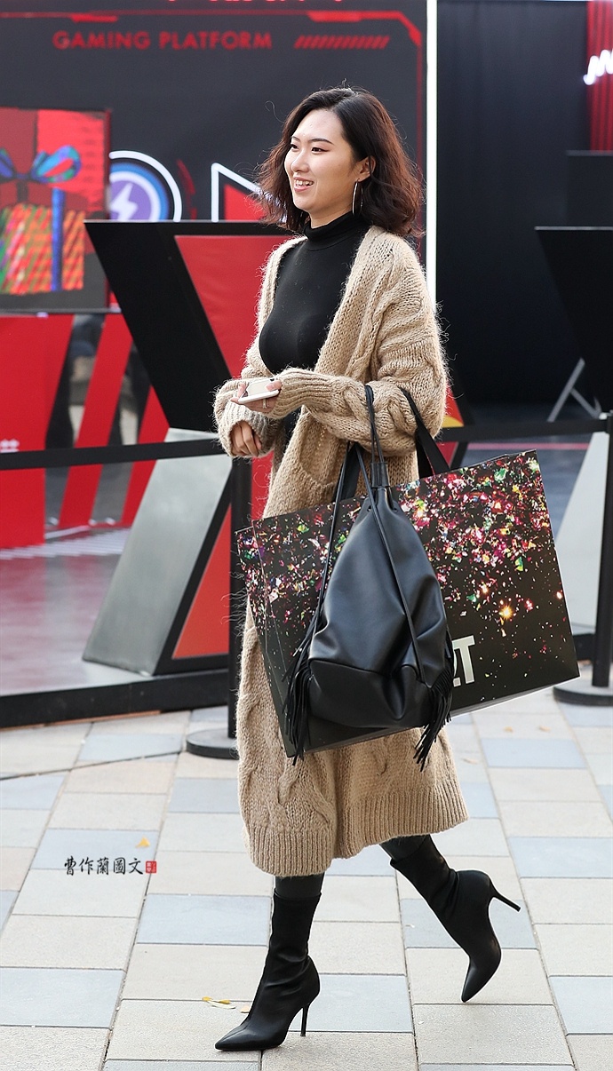 街拍去三里屯购物的模特提着大包小包好开心