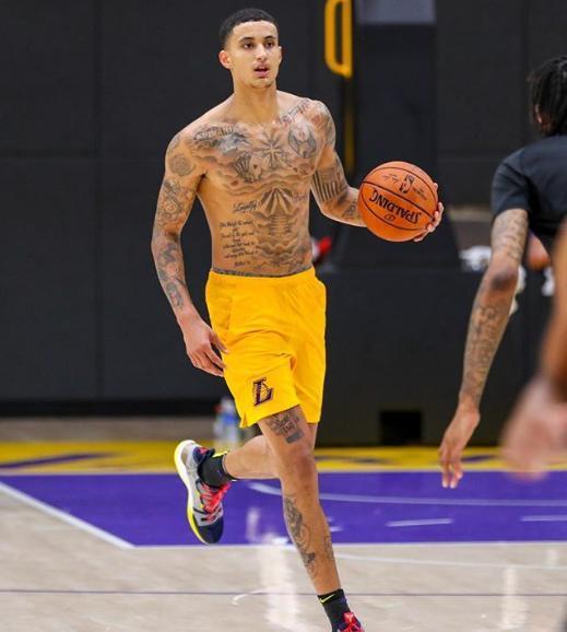 詹姆斯率领下, 湖人队员训练"赤膊上阵", 一对一干得热火朝天!