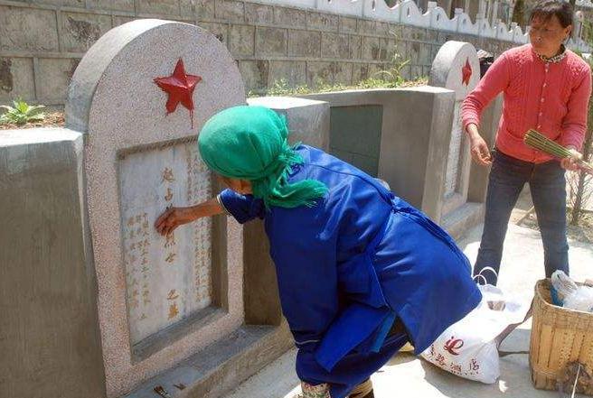 儿子牺牲20年母亲才筹到路费去看望扶墓碑痛哭感人泪下