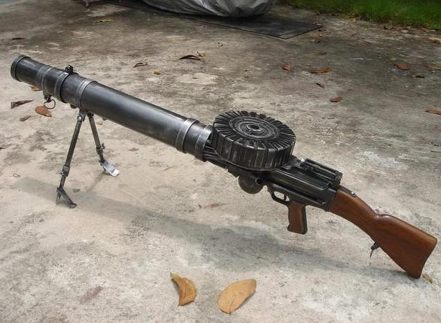 这种很奇葩的轻机枪叫刘易斯式轻机枪,是在1914年研制出来的,一战期间