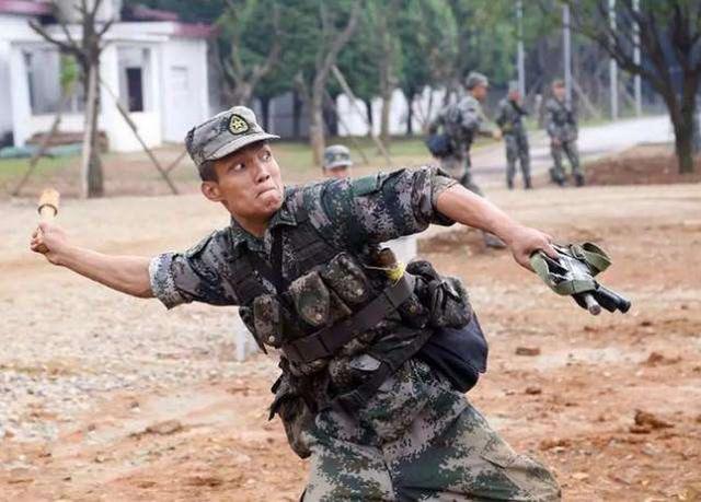 为什么扔手榴弹容易炸到自己
