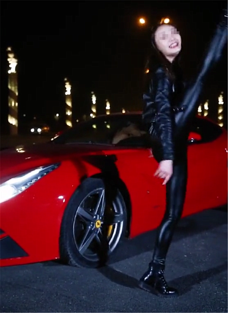 偶遇530万法拉利f12,看到女车主打扮时,网友没心思看车了
