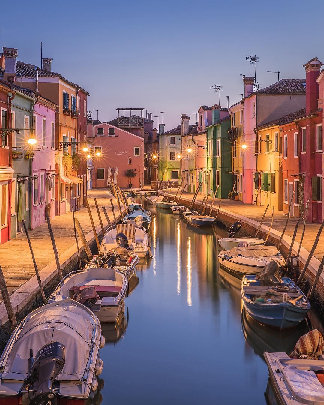 意大利威尼斯布拉诺小岛当地居民每年都要刷一次房子的外墙于是小巧