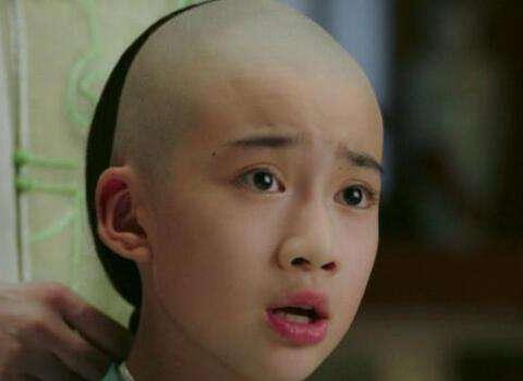 《如懿传》上位小课堂:如懿服砒霜,海兰喝朱砂,对自己狠才能赢