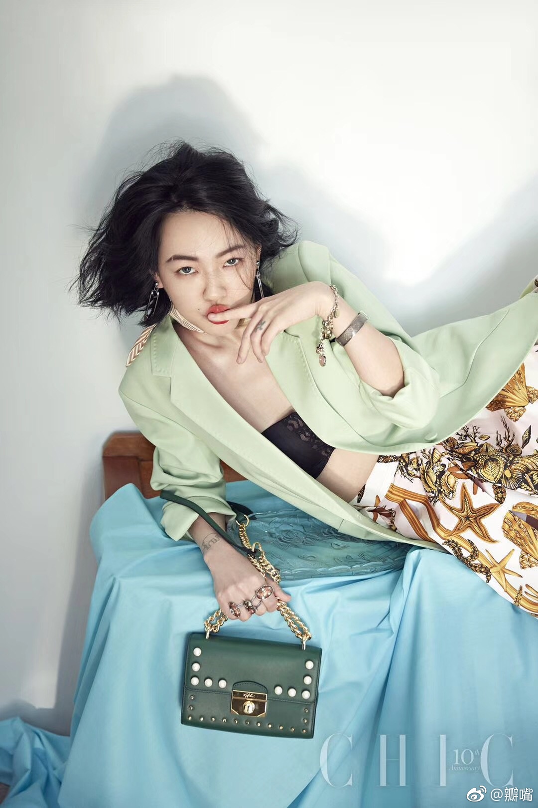 小s慵懒性感登杂志封面,被撩到了_新浪看点