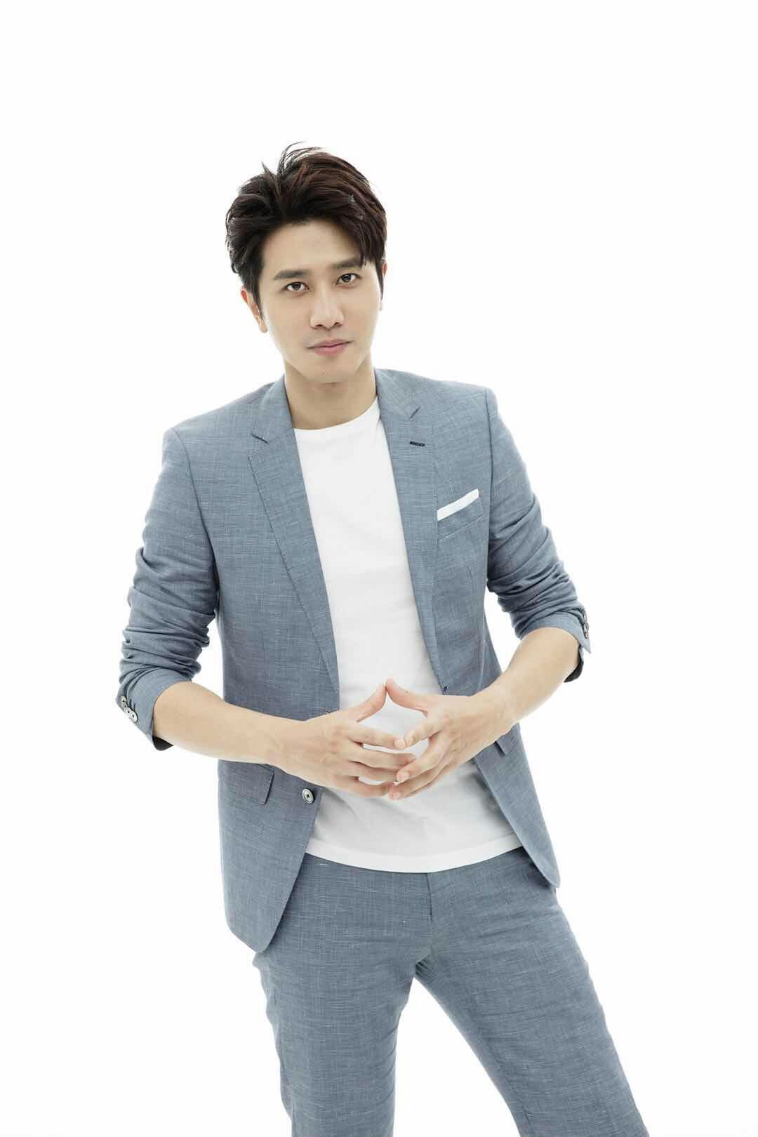 彭冠英西装写真曝光,浅蓝外套搭白t,尽显绅士魅力