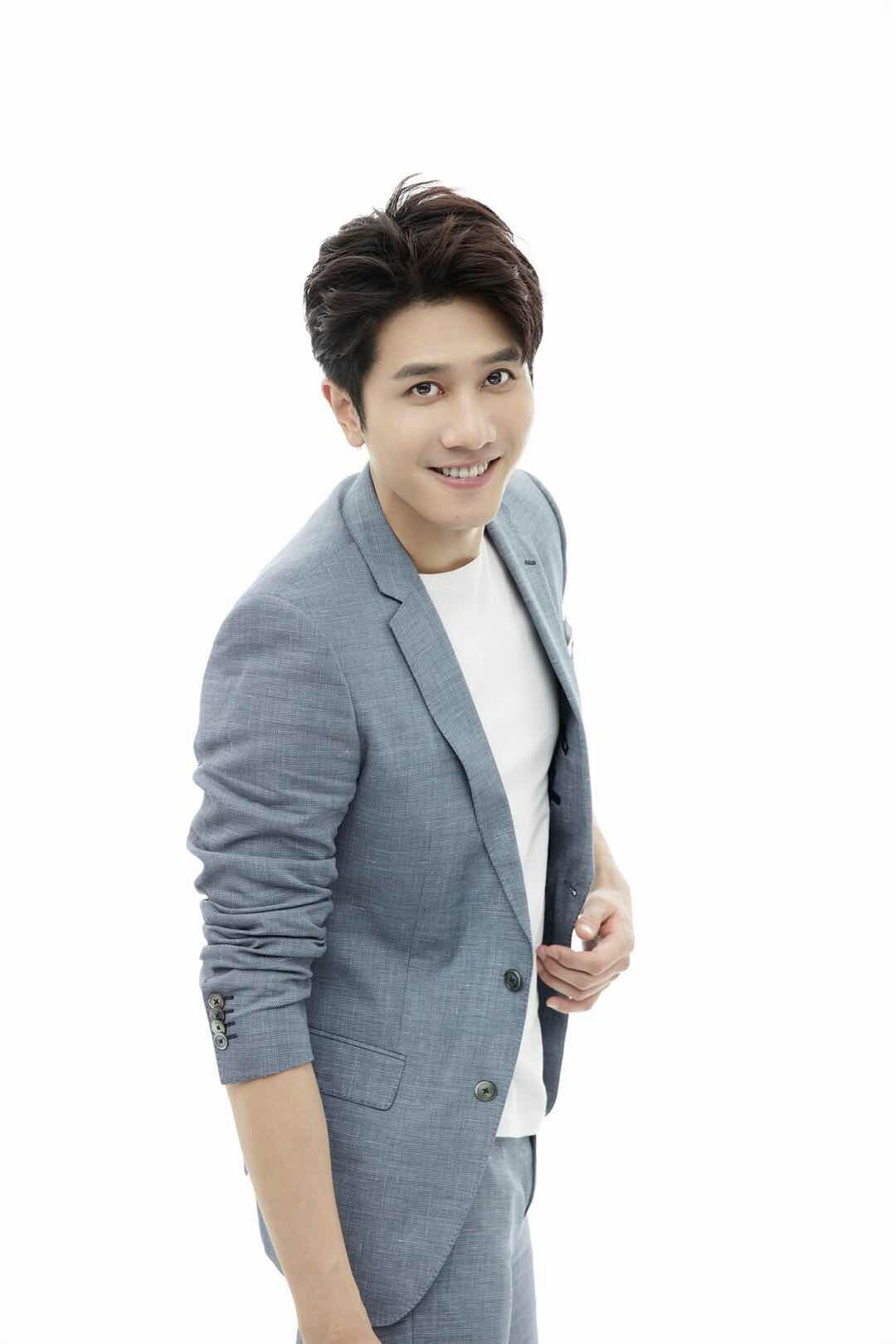 彭冠英西装写真曝光,浅蓝外套搭白t,尽显绅士魅力