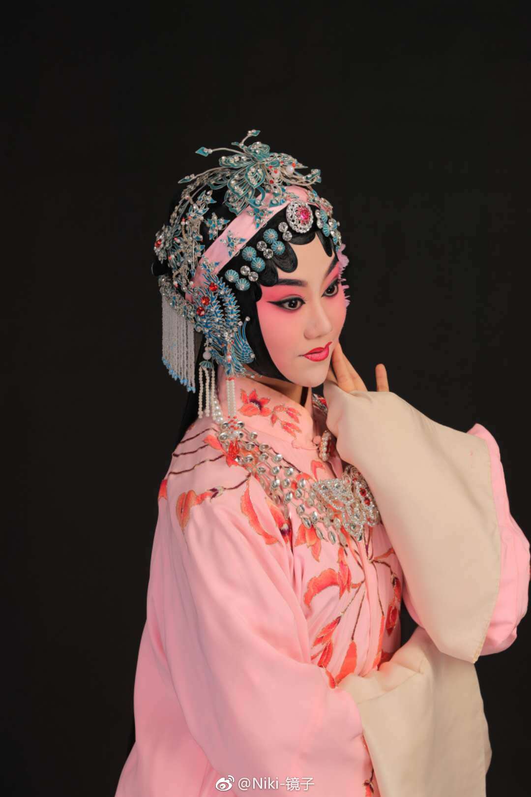 京昆旦角化装是一门美的艺术,也是京昆行当造型中极为重要的存在