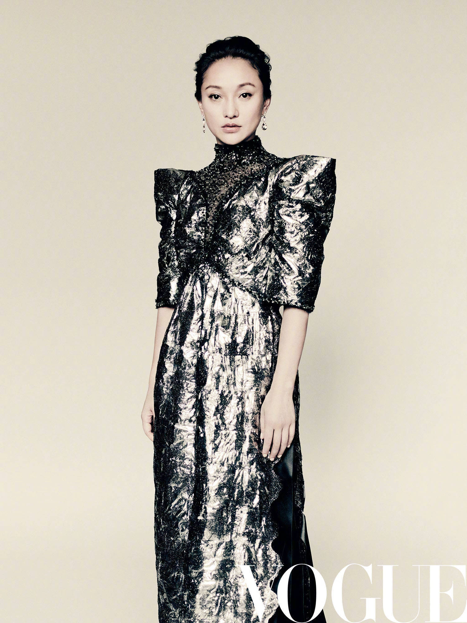 分享一组周迅的杂志照片,登上《vogue》杂志9月刊封面