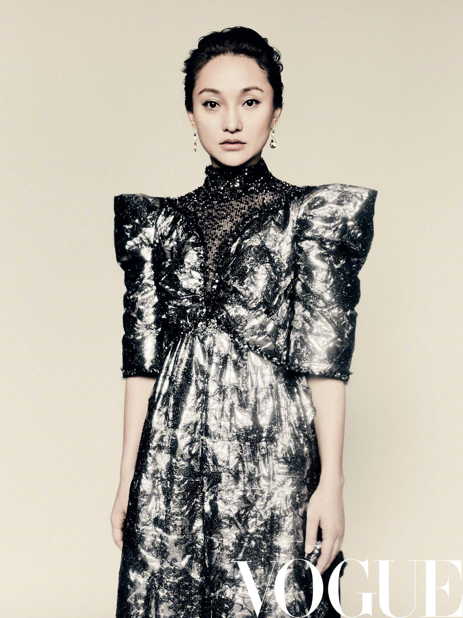分享一组周迅的杂志照片,登上《vogue》杂志9月刊封面