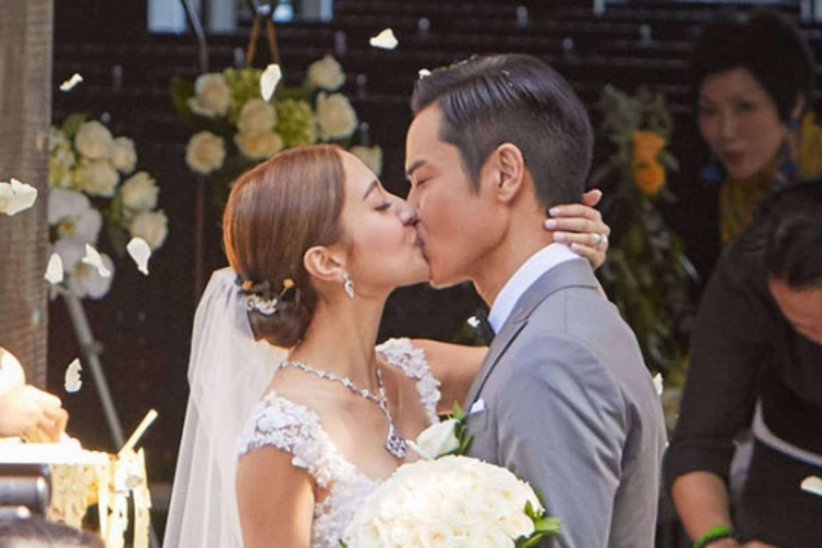 郑嘉颖唱一千个愿意迎娶陈凯琳婚礼现场素雅简洁