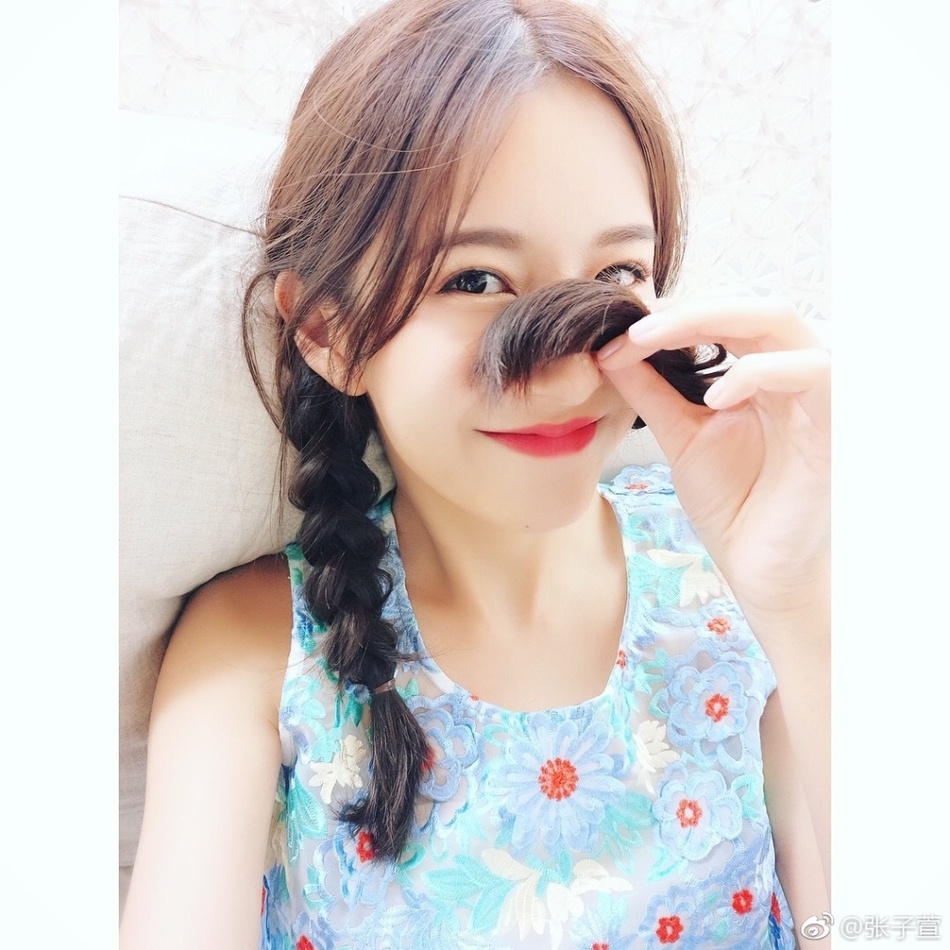 陈赫娇妻张子萱晒美照 清纯可爱甜入心