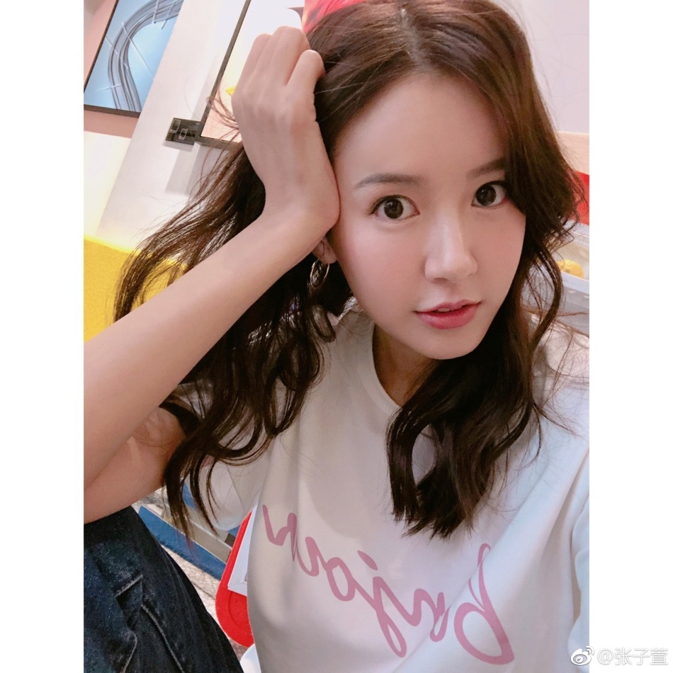 陈赫娇妻张子萱晒美照 清纯可爱甜入心