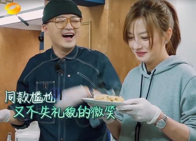 同样是在法国,包贝尔用筷子吃面,赵薇却用刀叉,差距咋这么大!