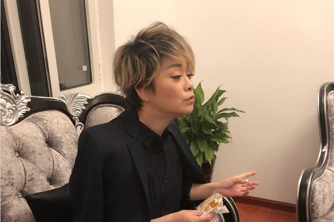 55岁毛阿敏近照曝光一头短发尽显老态自然老去不失优雅魅力