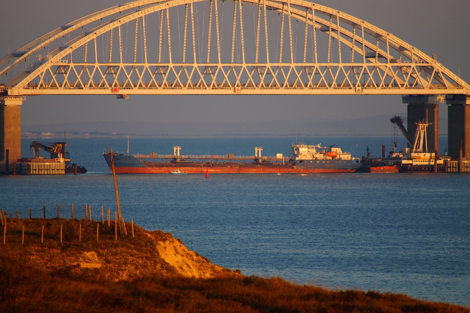 俄罗斯联邦安全局边防军海岸警卫队装备的22460型巡逻船与乌克兰舰艇