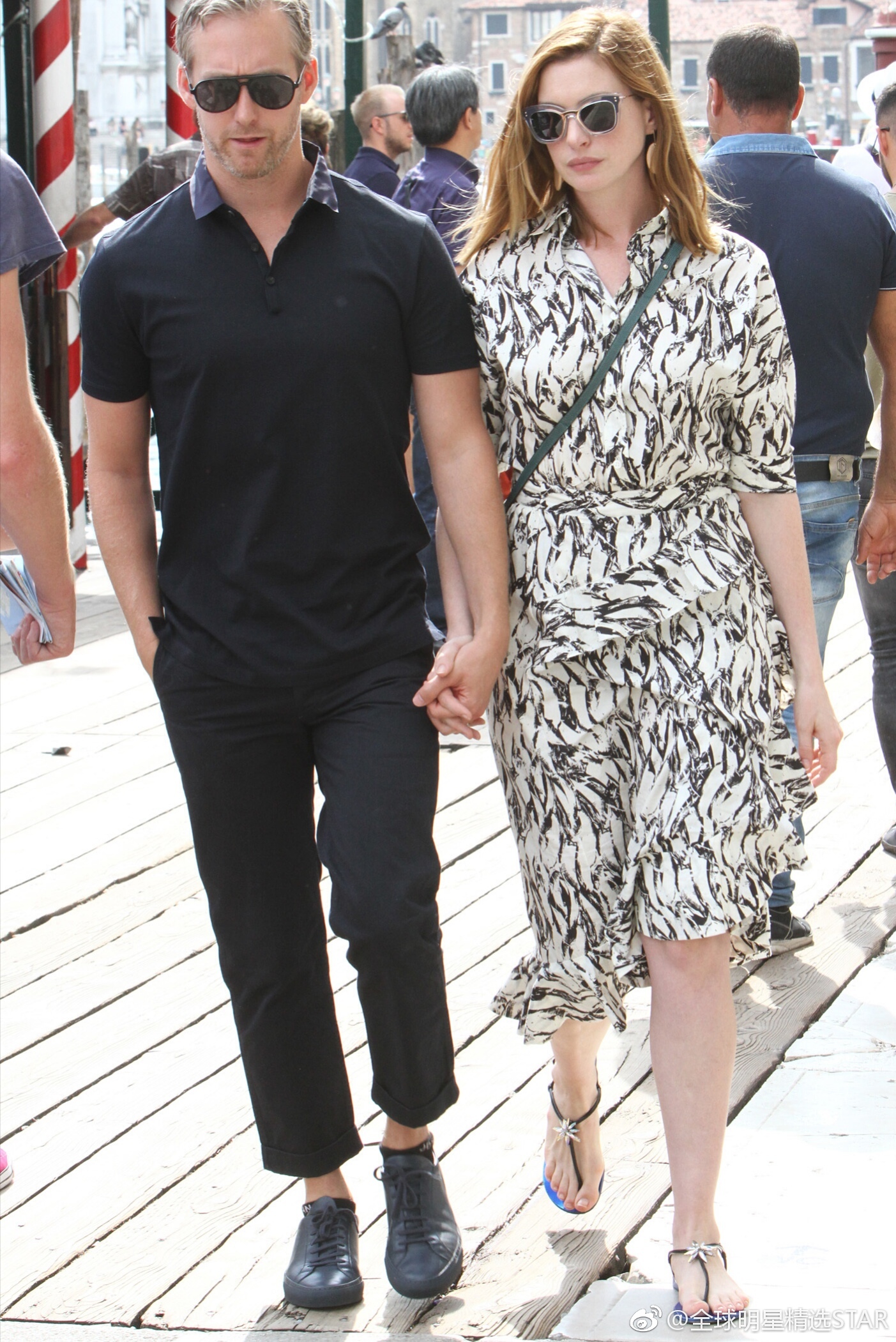 安妮·海瑟薇与老公罕见公开场合露面,牵手甜蜜游水城