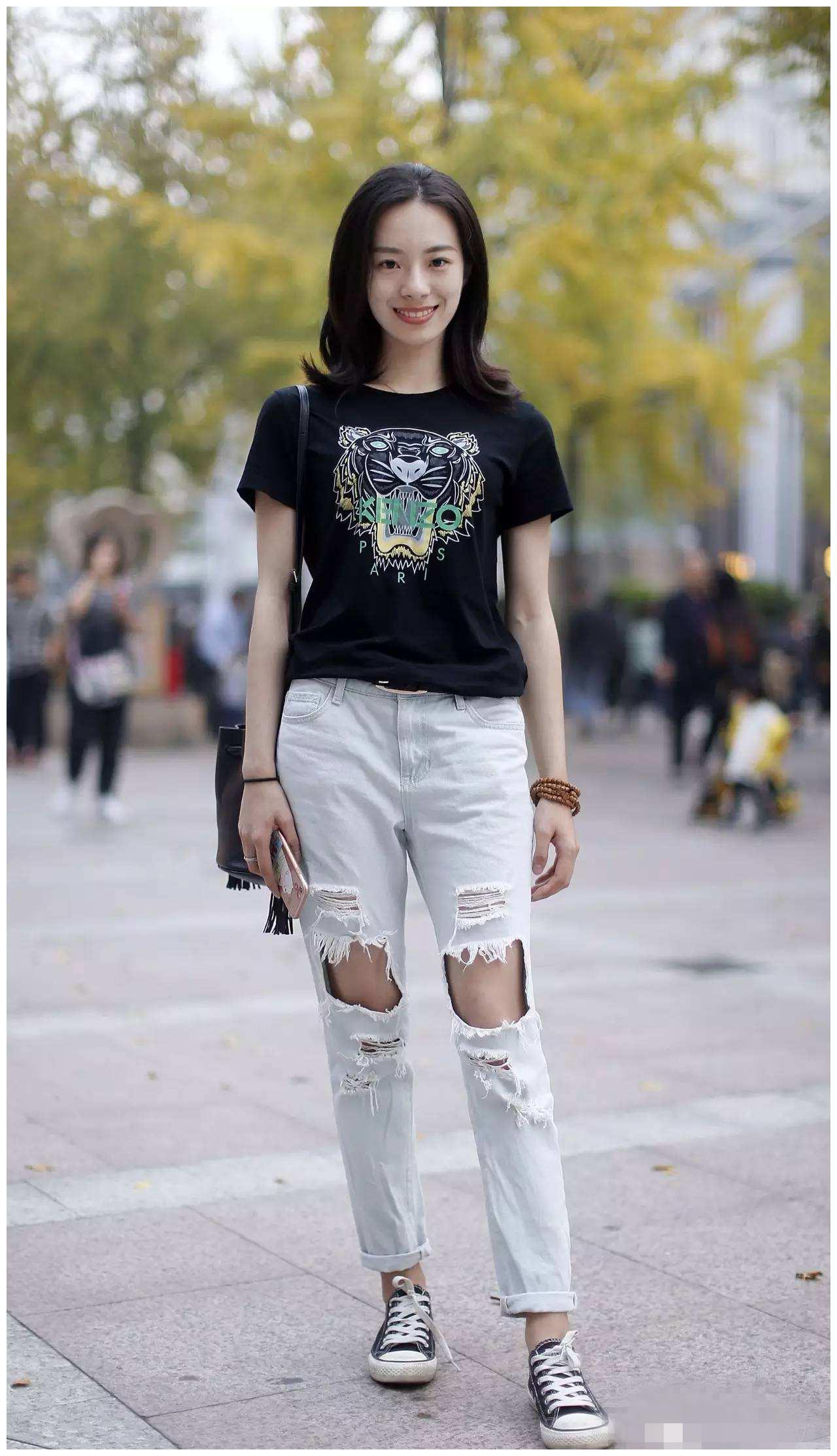 街拍东莞美女优雅时髦展示随性不羁的夏日风情