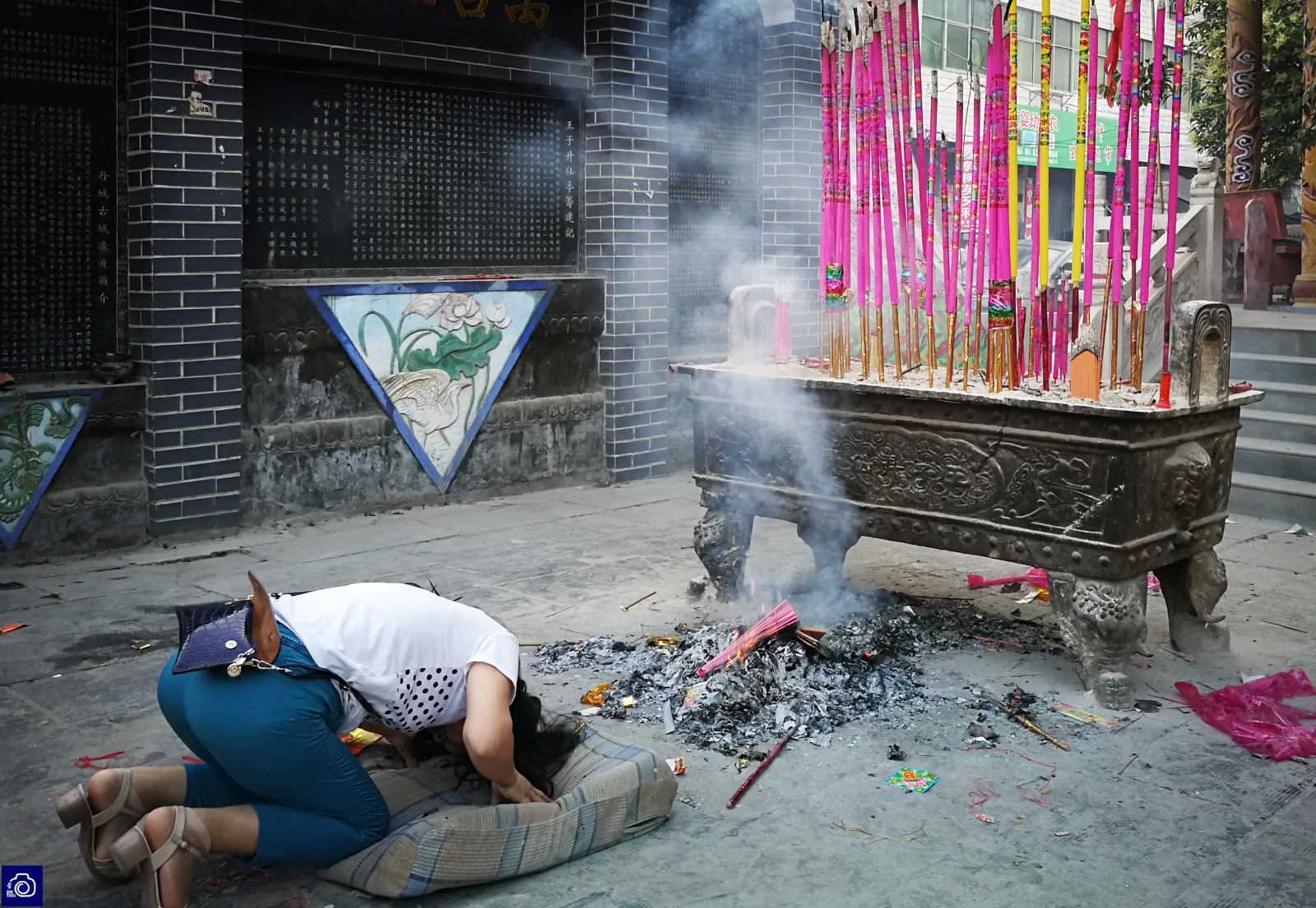 家长高考前烧香祈福,2米高的"金榜题名"香受追捧_新浪看点