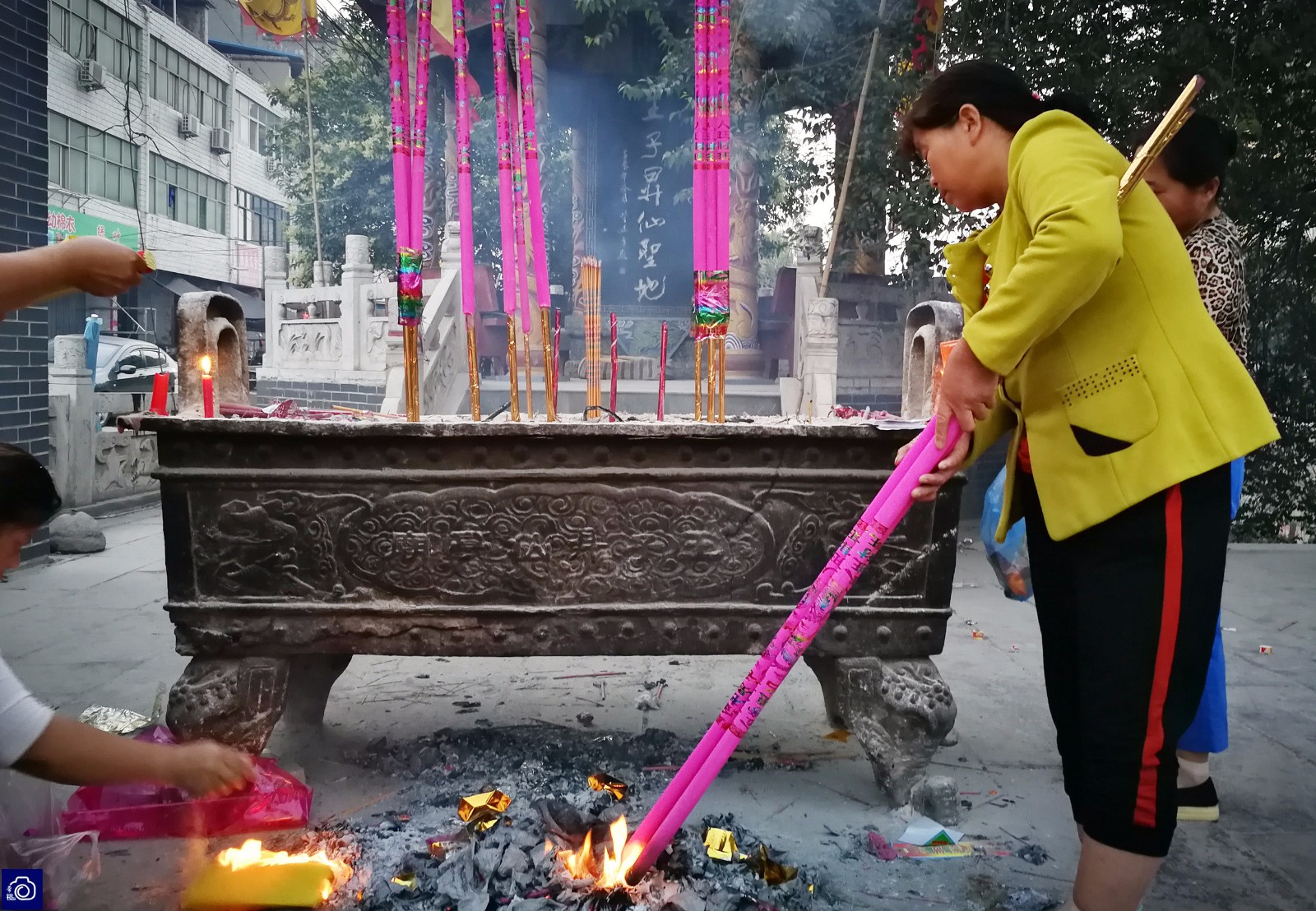 家长高考前烧香祈福,2米高的"金榜题名"香受追捧_新浪看点