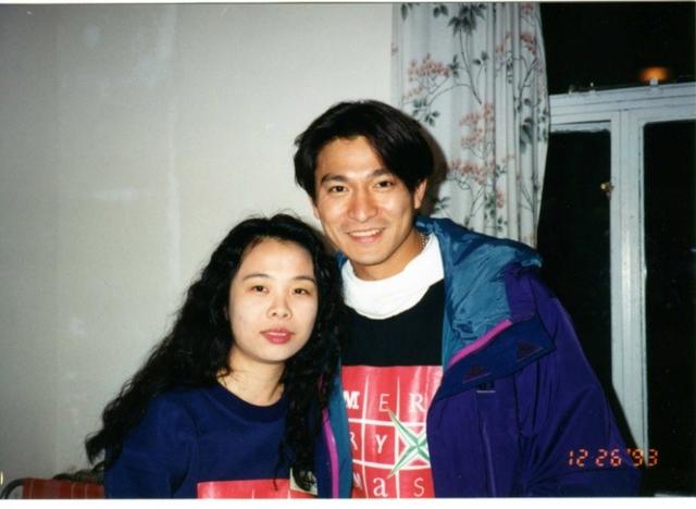 刘德华与女粉丝时隔33年再合影,网友:华仔没老