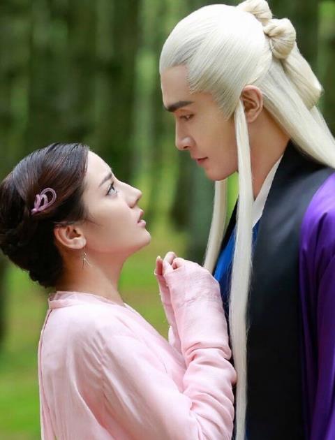 《三生三世》里凤九东华最有"夫妻相",这一模一样的动作是证明