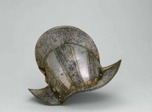 1617世纪欧洲贵族最爱的装备极尽奢华的鸡冠形高顶盔