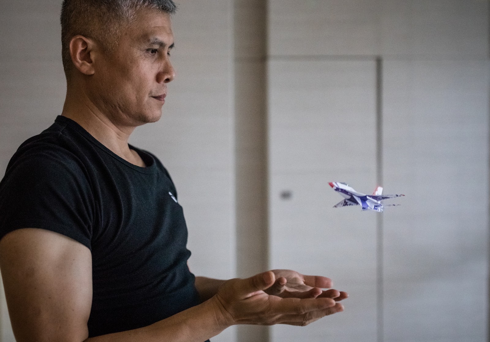 帅大叔专注折纸飞机,五年卖出1600万架|刘冬|纸飞机|飞机_新浪新闻