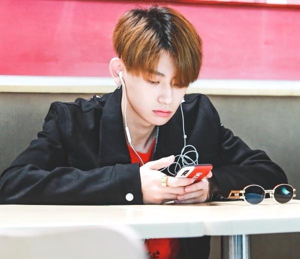 小鬼现身机场,"中分造型"酷似justin,粉丝:怀念脏辫