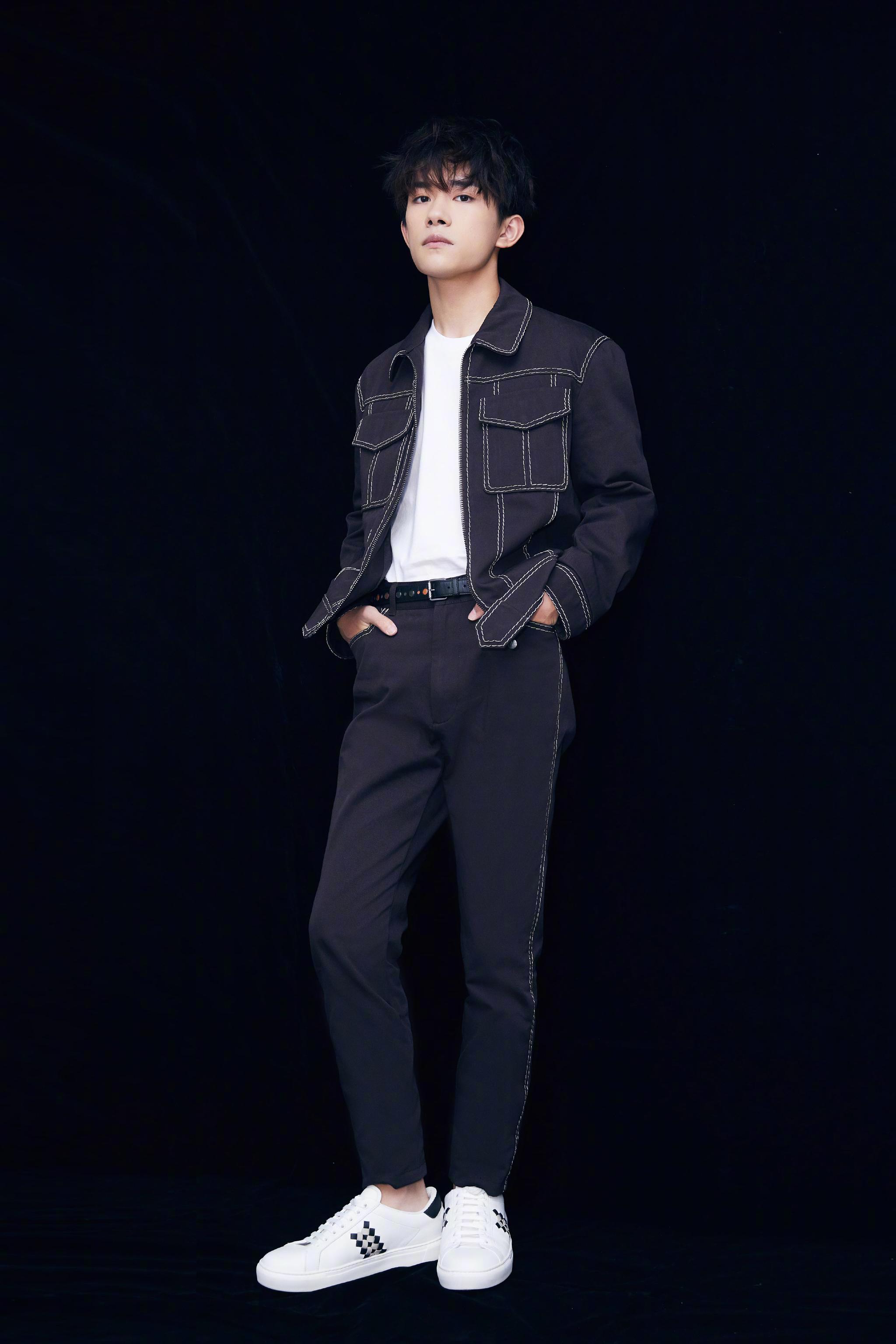 易烊千玺不穿豆豆鞋,改光脚?穿粉色针织卫衣居