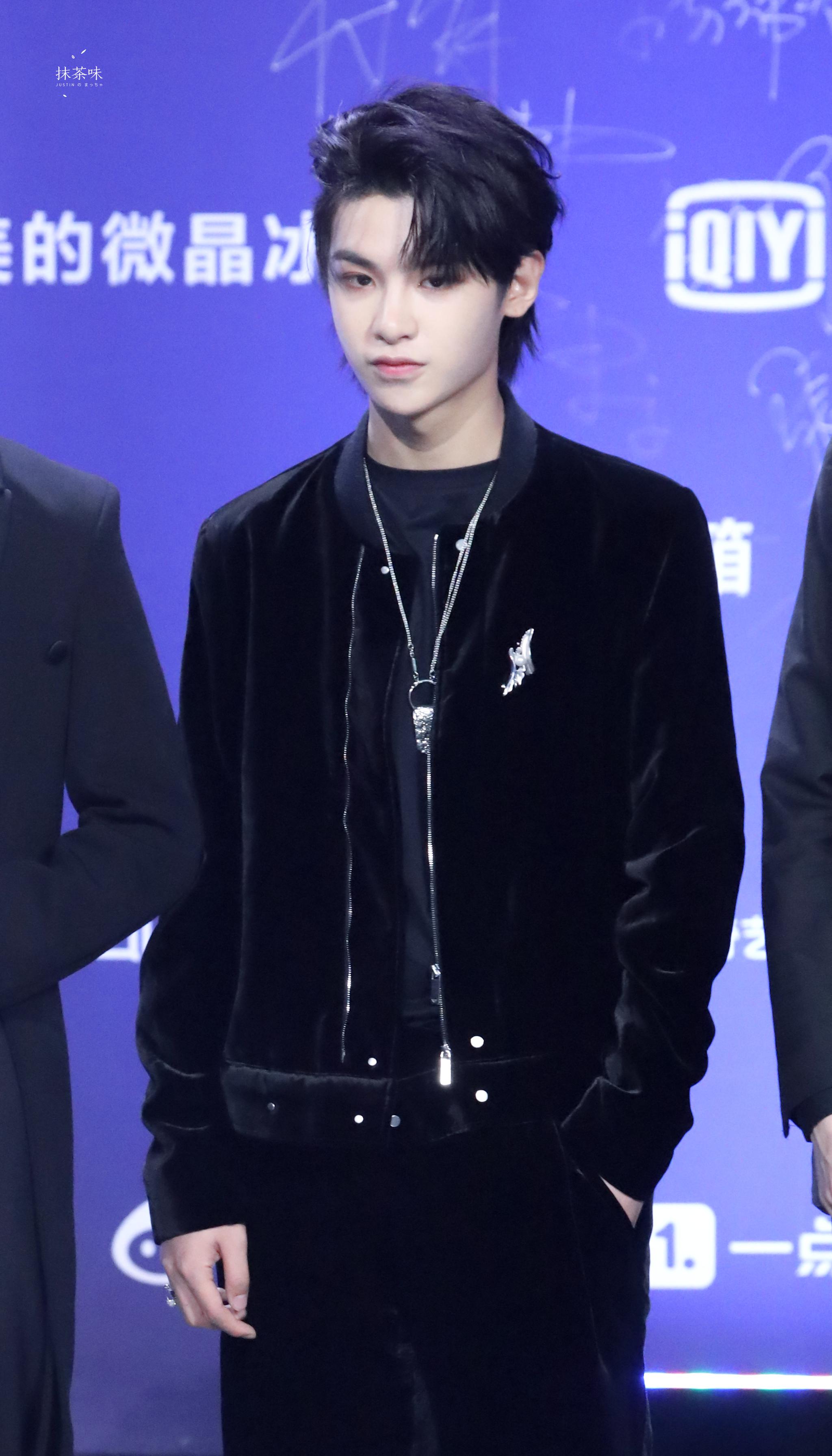 justin黑发 justin黄明昊尖叫之夜红毯饭拍图～一身黑色look的昊哥