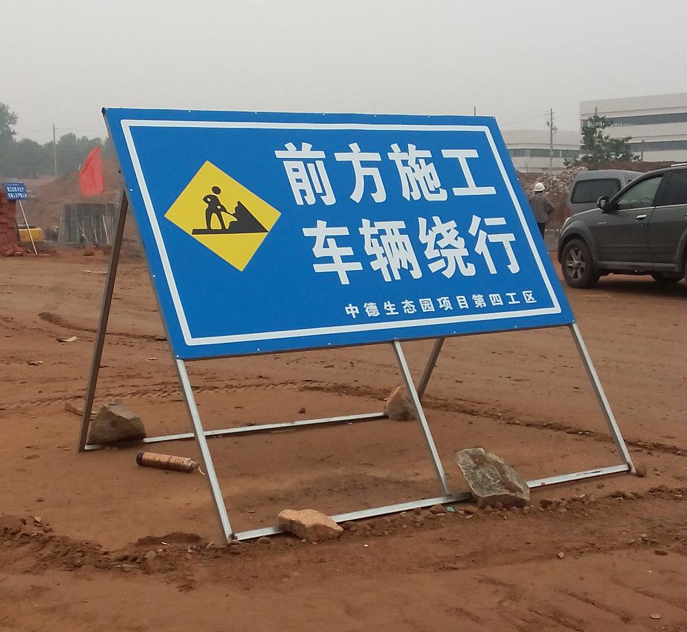 发生两起事故,路面发现一个大深坑,男子倒地不醒|警示牌|路面|男子