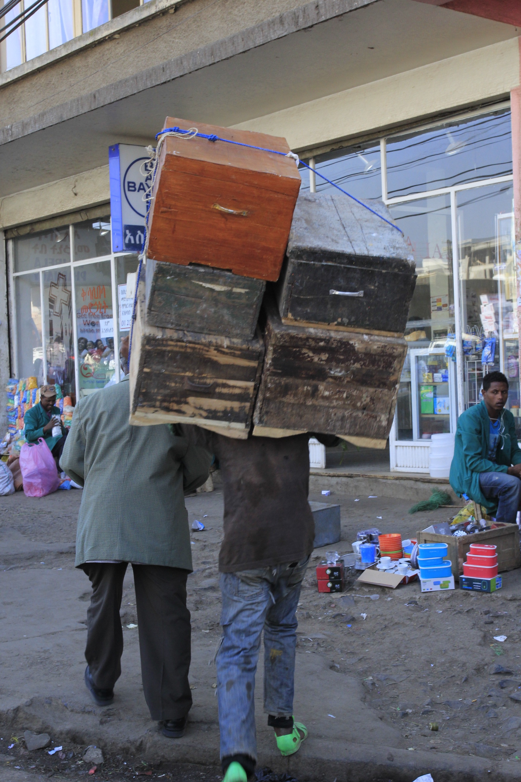 在非洲最大的市场感受真实的非洲,黑小哥头顶重物开了挂